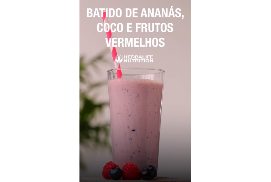 Batido de ananás, coco e frutos vermelhos 